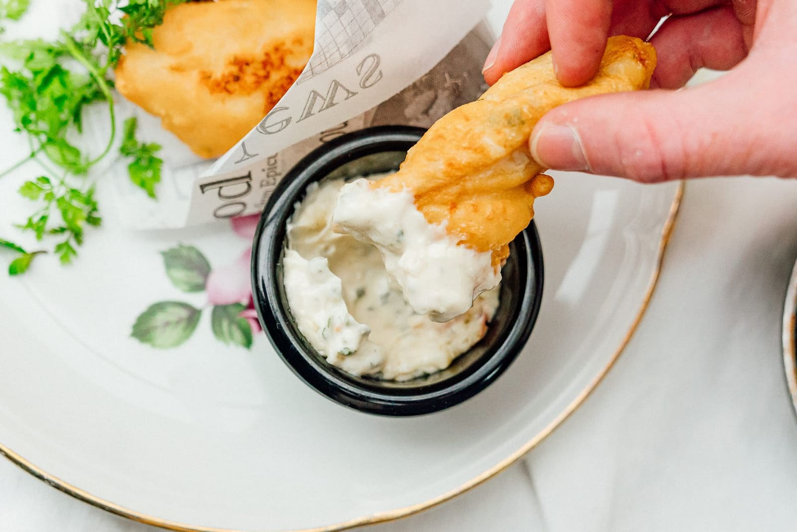 Pain trempé dans une sauce maison