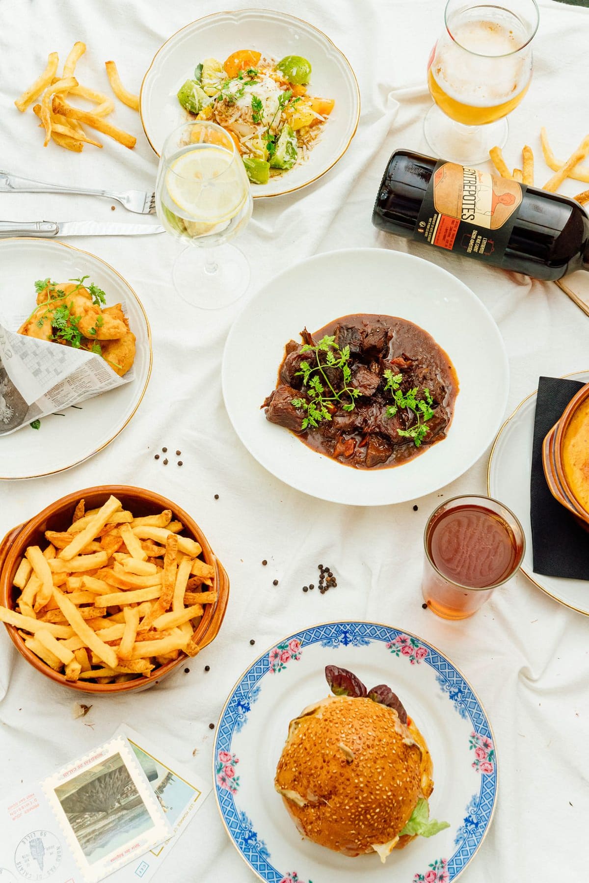 Table vue du dessus avec plusieurs plats maison