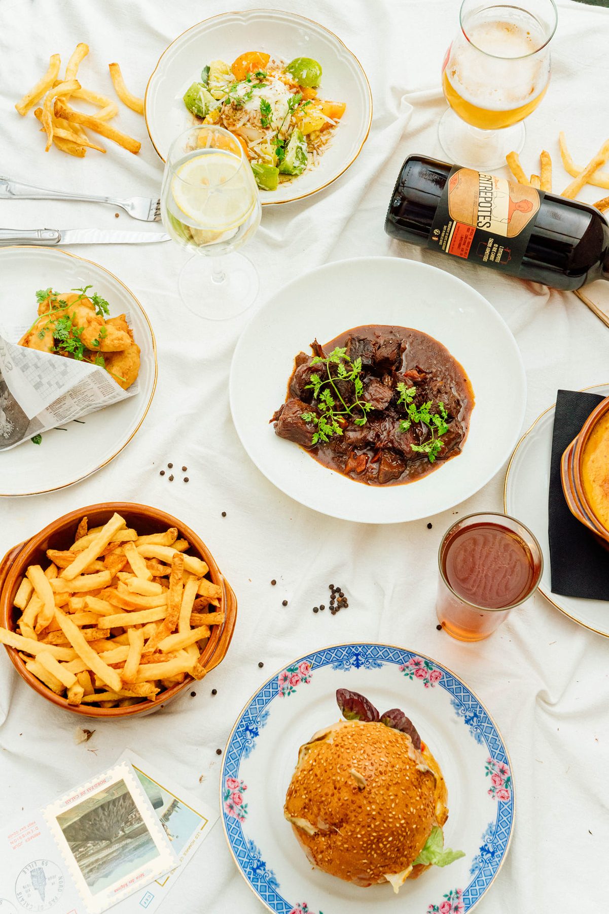 Table vue du dessus avec plusieurs plats maison