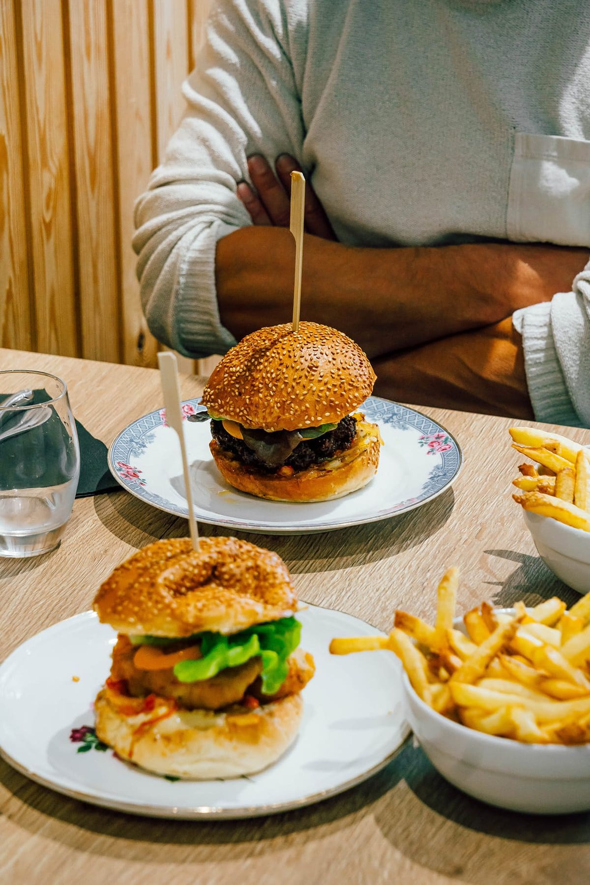 Burger maison servi avec frites
