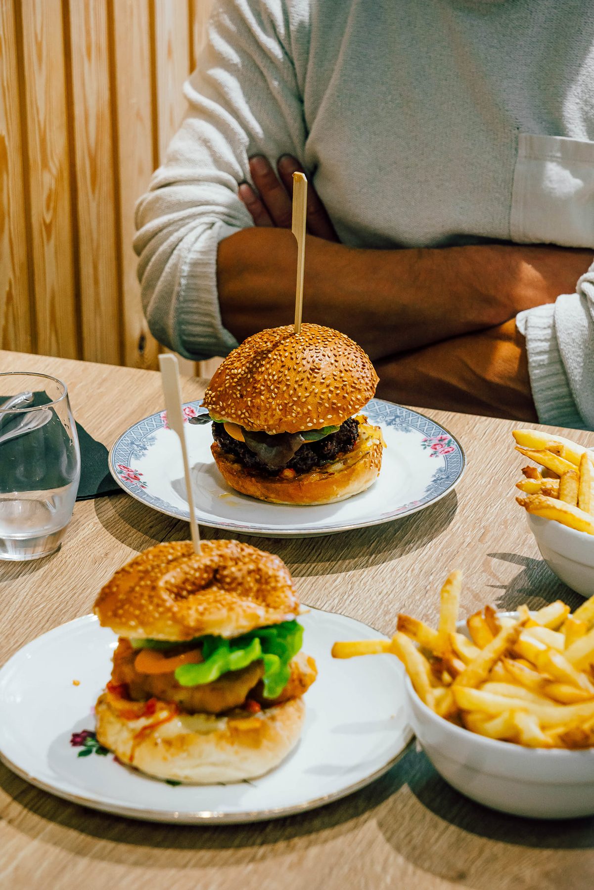 Burger maison servi avec frites