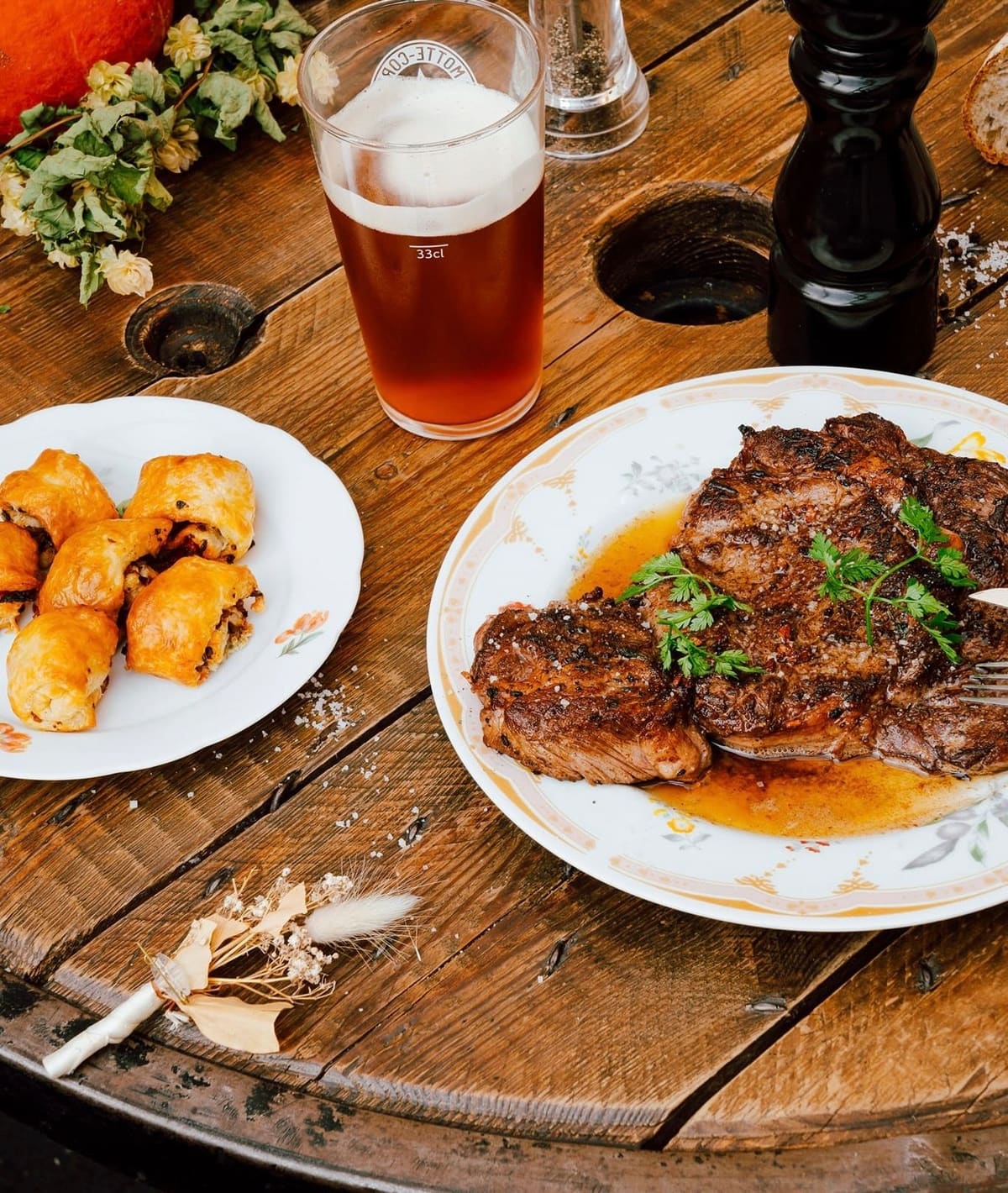 Assiette grillée servie avec accompagnements et bière