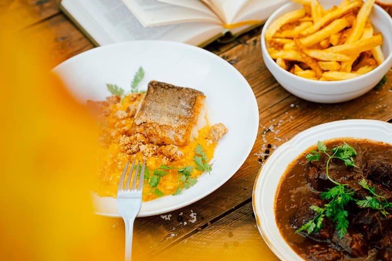 Assiettes de saison servies avec frites et sauce
