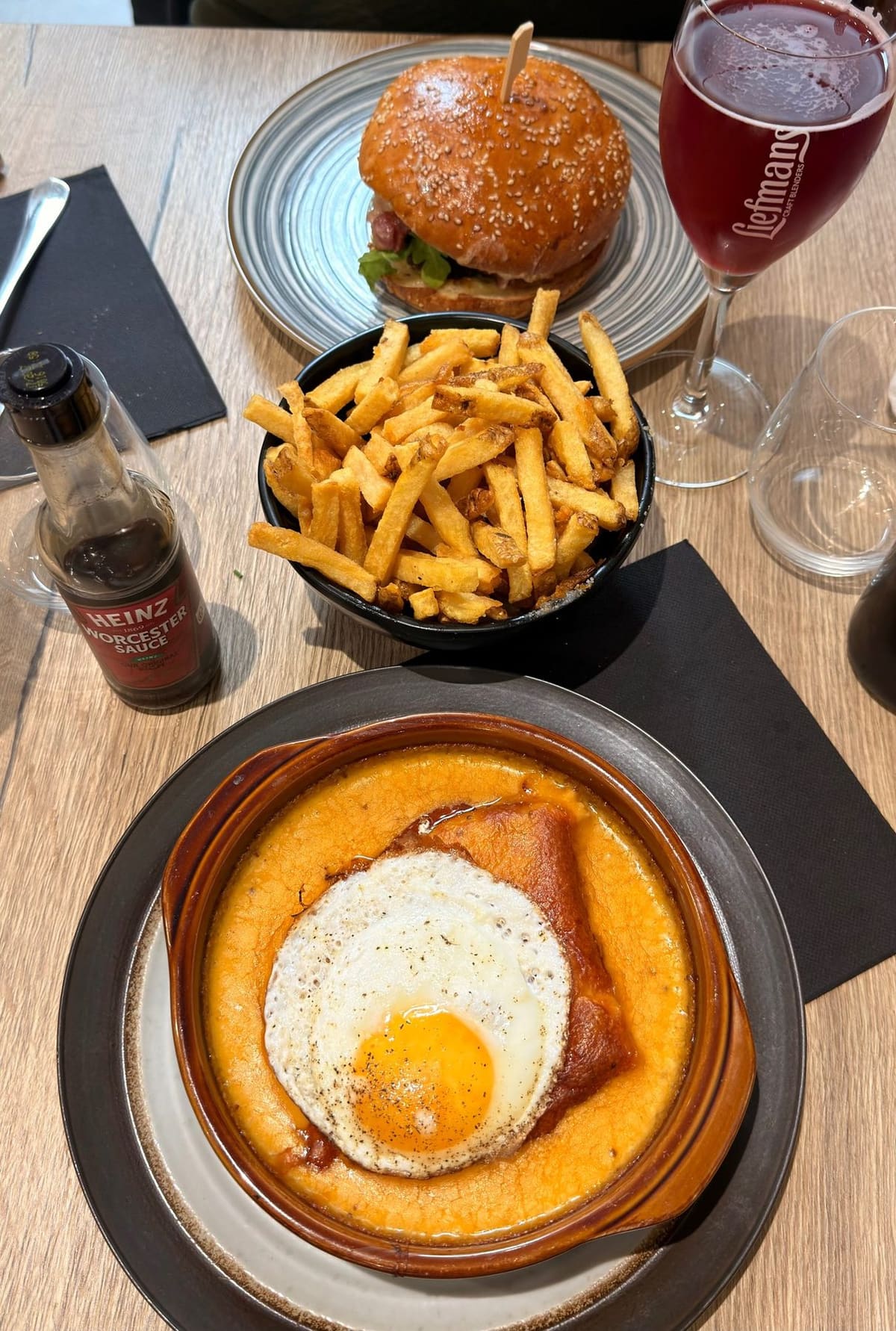 Croque servi avec frites et boisson