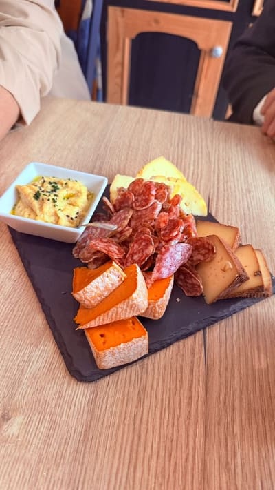 Planche de charcuterie et fromages servie à partager