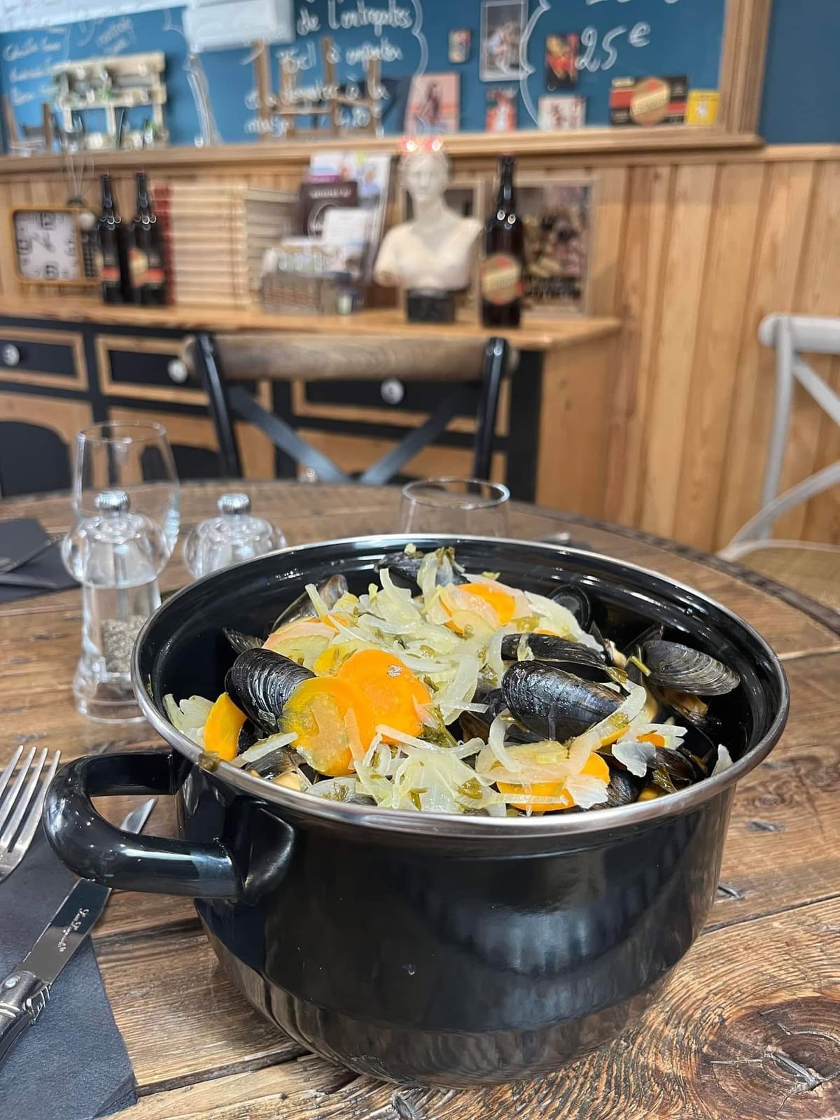 Cocotte de moules servie à L'Entrepotes
