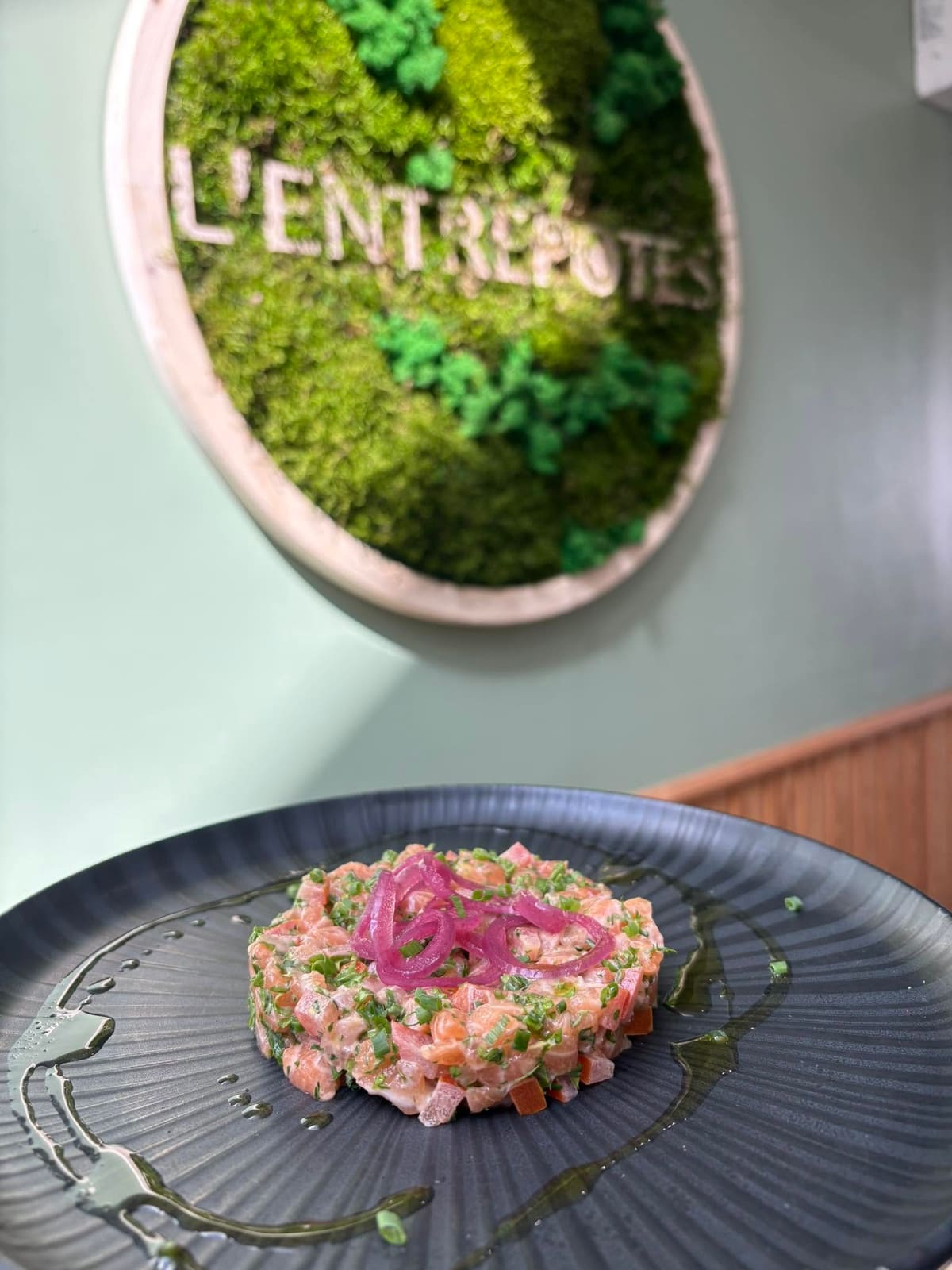 Tartare de saumon, oignons rouges et ciboulette