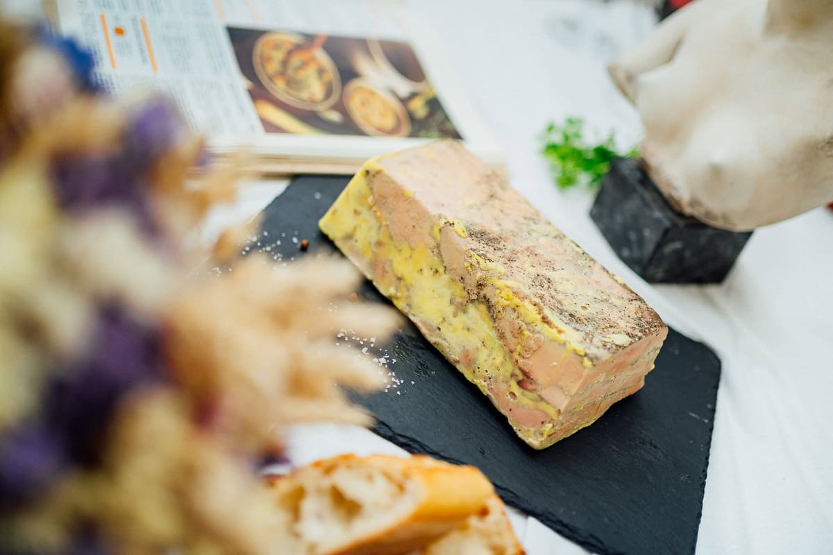 Foie gras maison servi sur ardoise avec pain