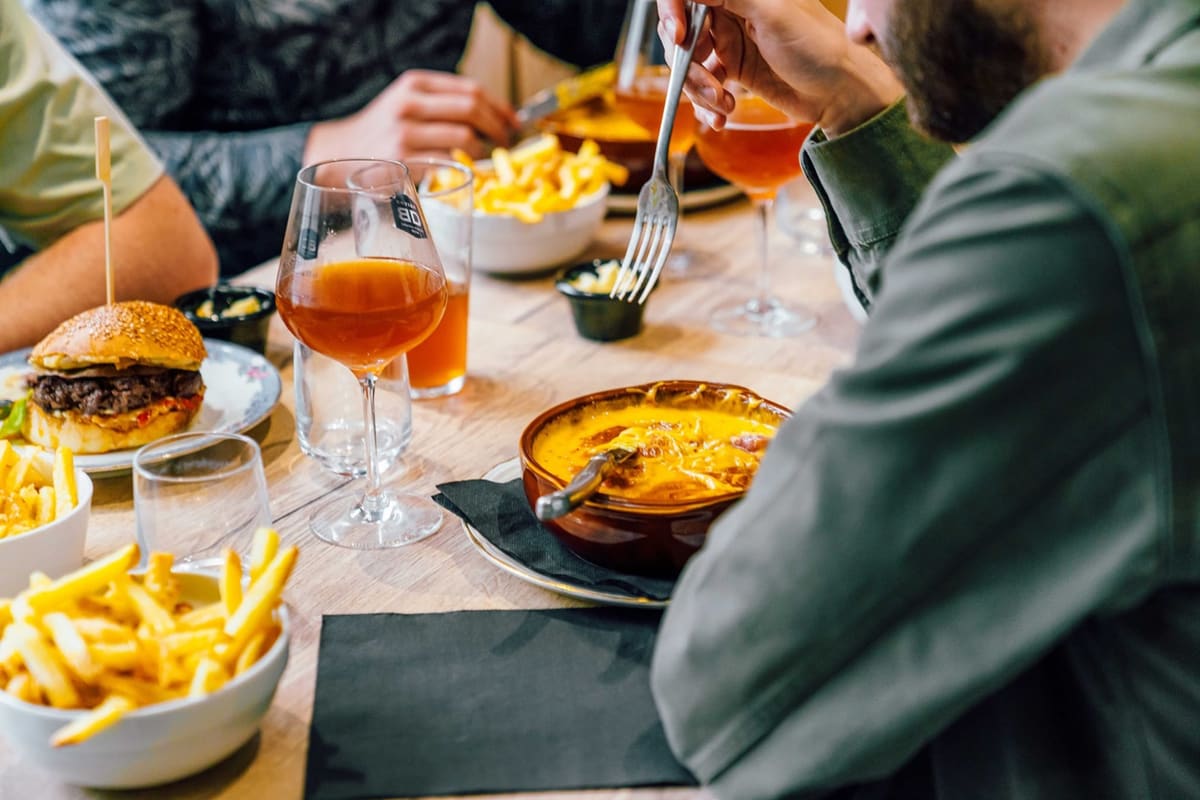 Table conviviale à L'Entrepotes : welsh, burger et frites maison